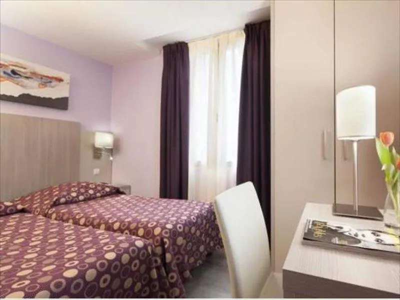 Hotel De Nevers Лурд 2*,