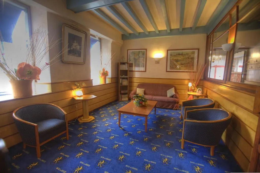 Hotel De Nevers Lourdes 2*,